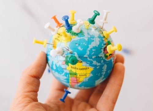 세계지도 모형에 핀이 여러개 꼿혀 있다