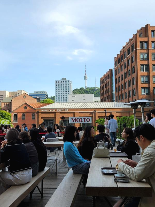 실내에서-보이는-뷰