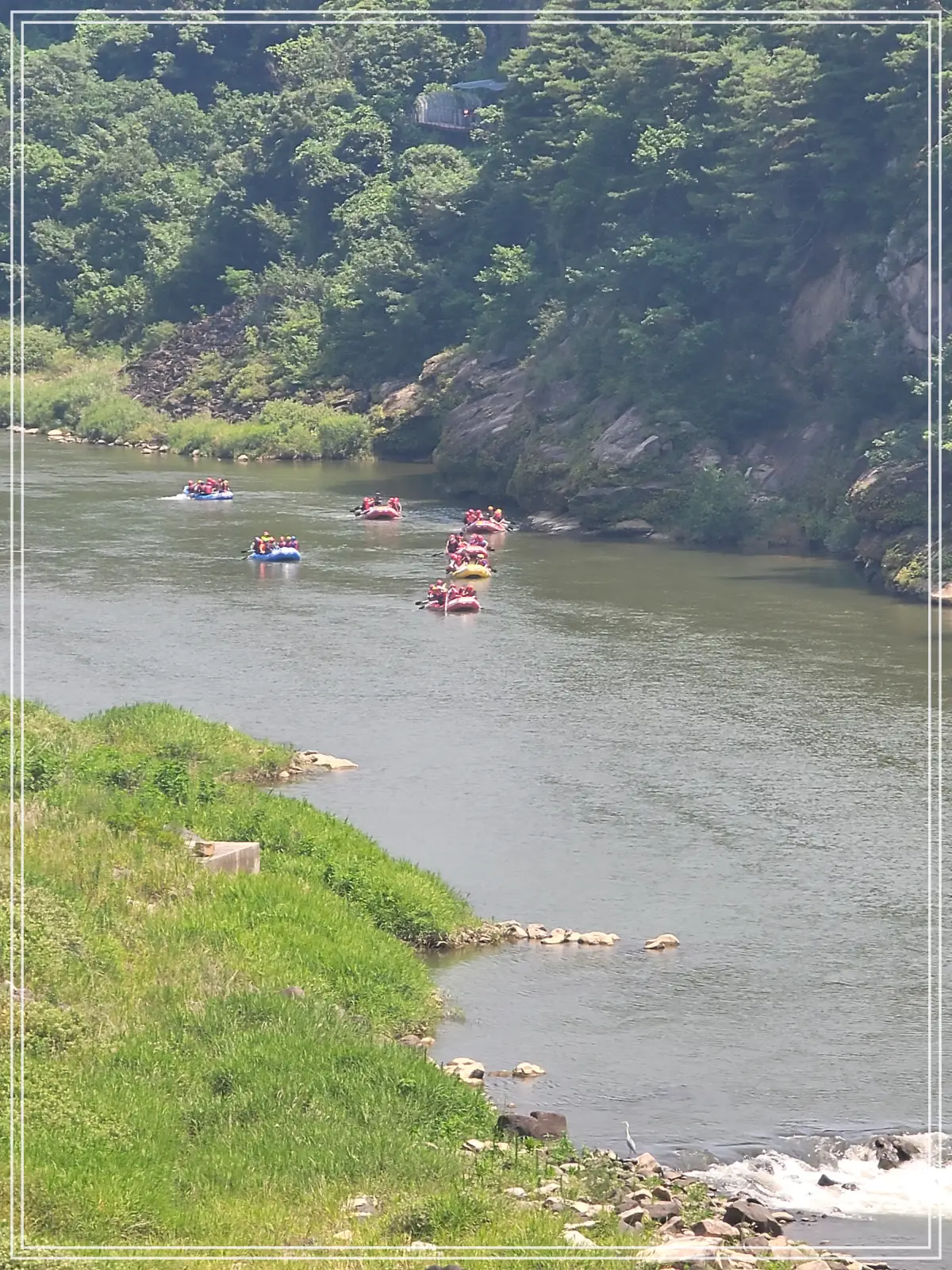 한탄강-주상절리길-계곡-위-래프팅
