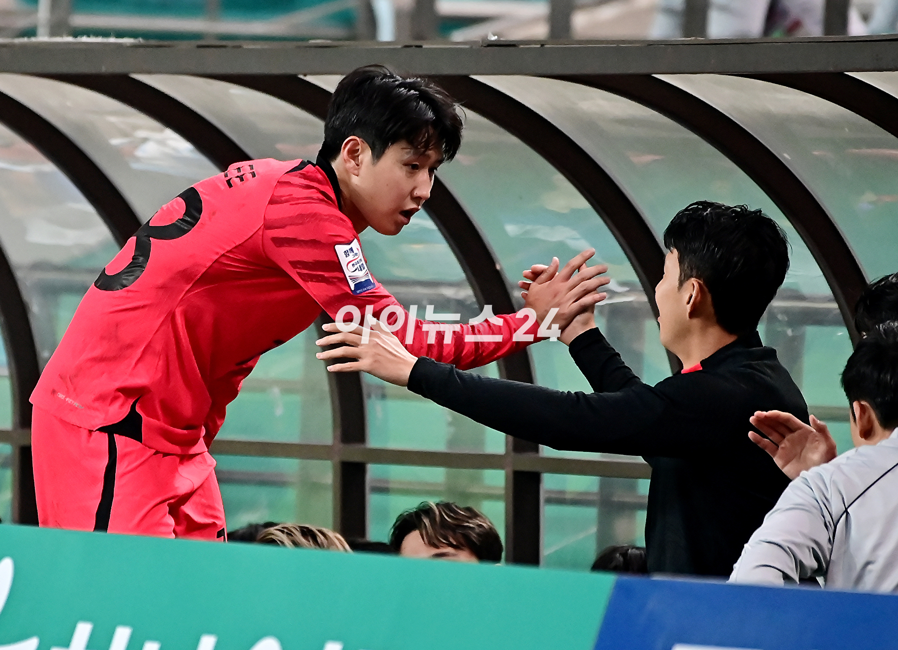 위르겐 클린스만 감독이 이끄는 한국 축구대표팀은 13일 서울월드컵경기장에서 열린 튀니지와 평가전에서 4-0 완승을 거뒀다. 손흥민이 팬들에게 인사를 하고 있다. [사진=곽영래 기자]