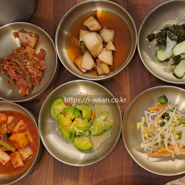 맡반찬이 놓여 있습니다.