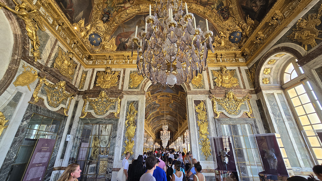 The hall of mirrors (거울의 방)