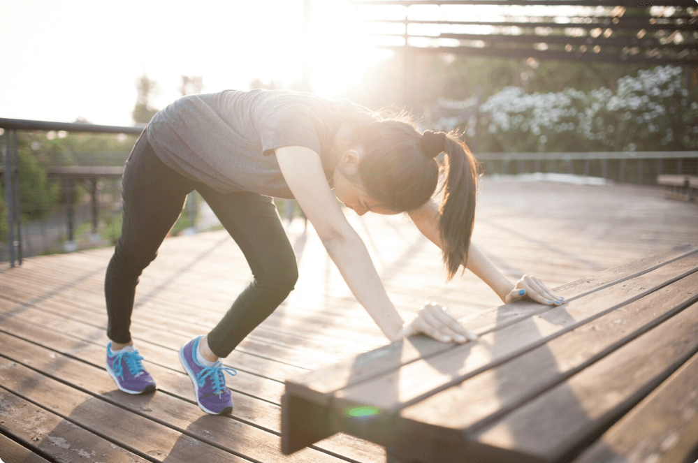 스트레칭 하고 있는 여성