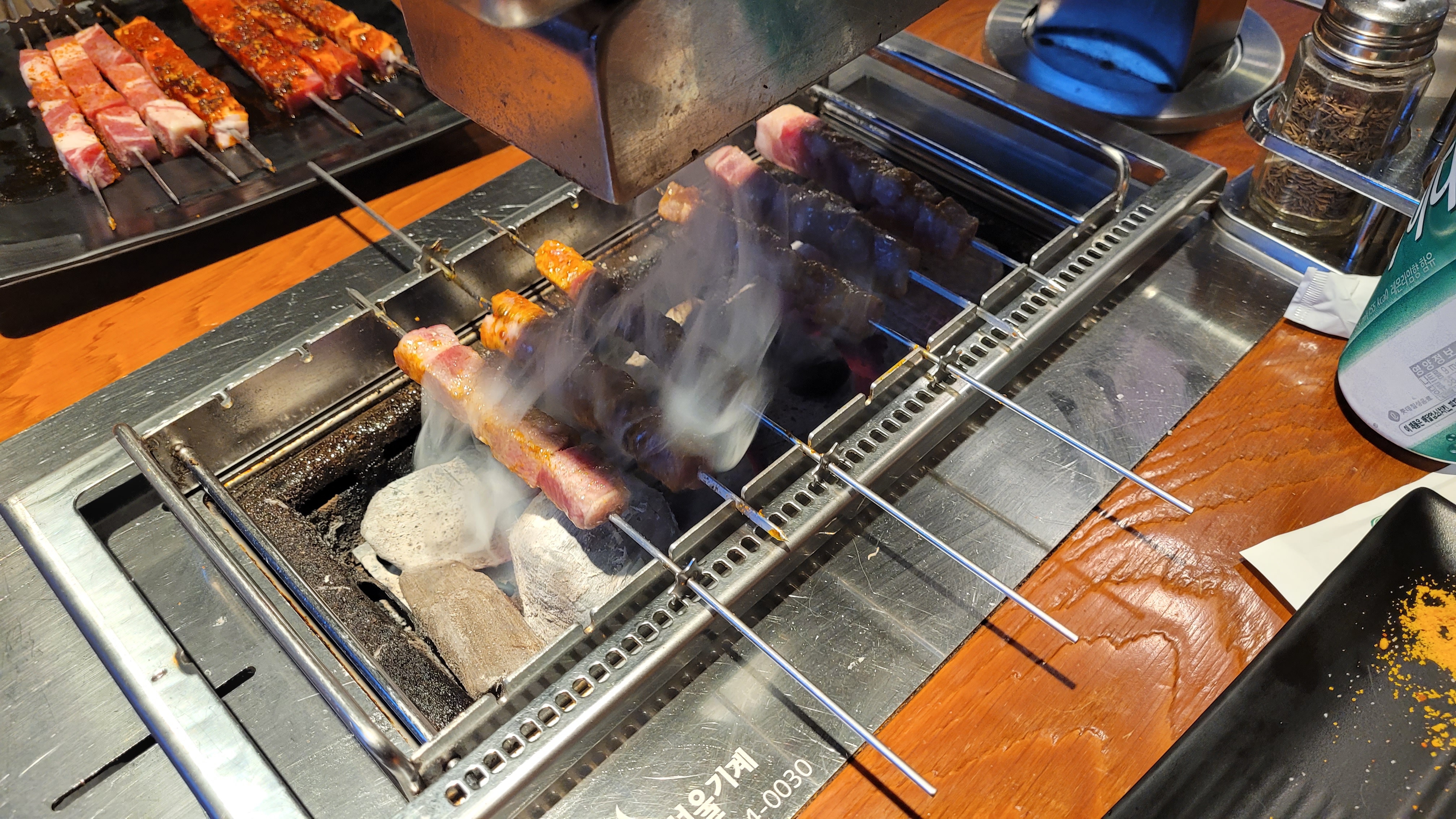 연기가 피어 오르는 양꼬치