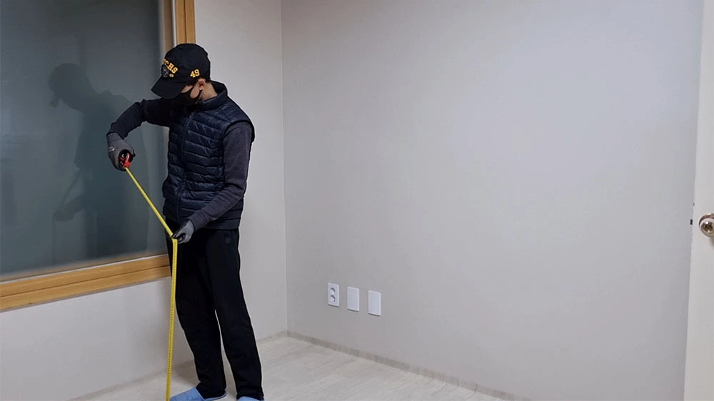 10평 크기 폭 세로 측정하는 모습