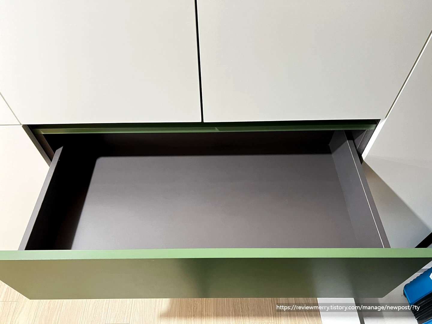 옷장 아래 서랍