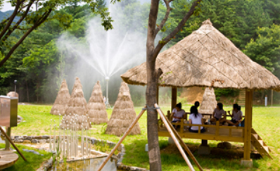 오두막에서 쉬는 관광객들