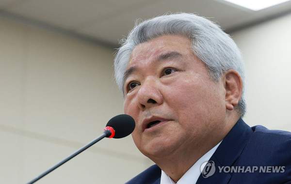 김홍일 방통위원장 탄핵 사퇴