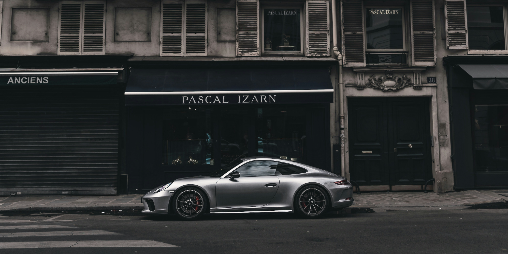 주차된-포르쉐-911-터보