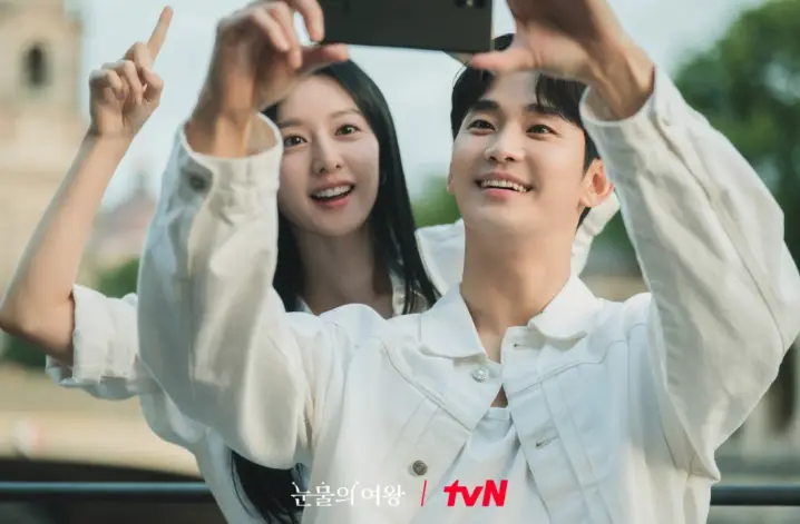 눈물의 여왕-
흰쟈켓을 입은 김수현과 뒤에 흰색 반팔옷을 입은 김지원이 함께 웃으며 셀카찍는 모습