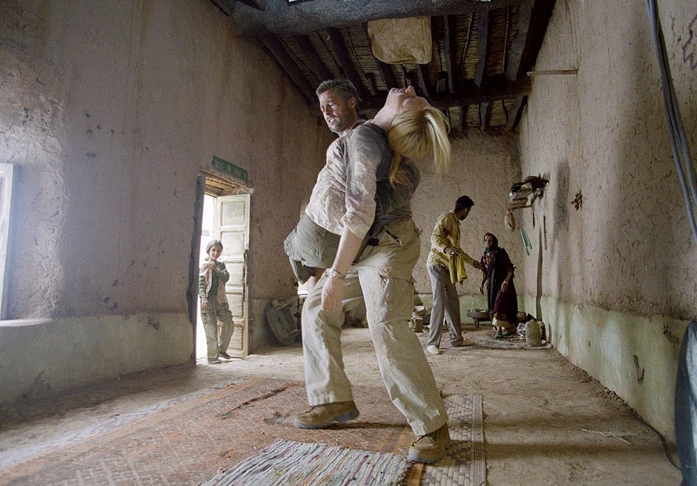 영화-바벨-스틸컷-아내를-안고있는-남자