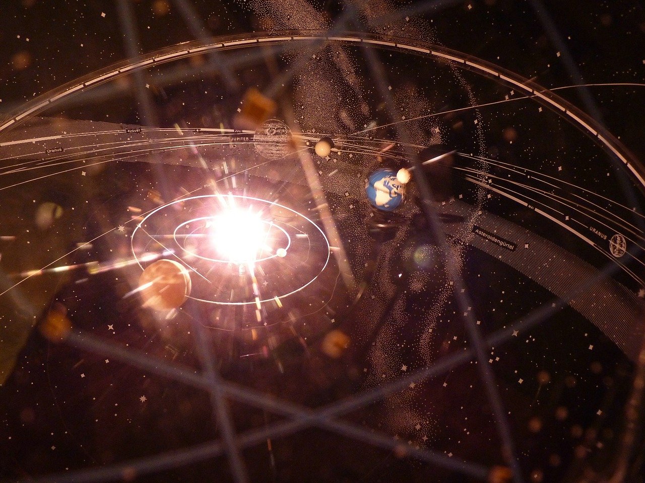 태양계를 공전하는 행성(지구 포함)들의 공전하는 모습이며, 단면이 아닌 입체적인 이미지를 형상화 하였다.