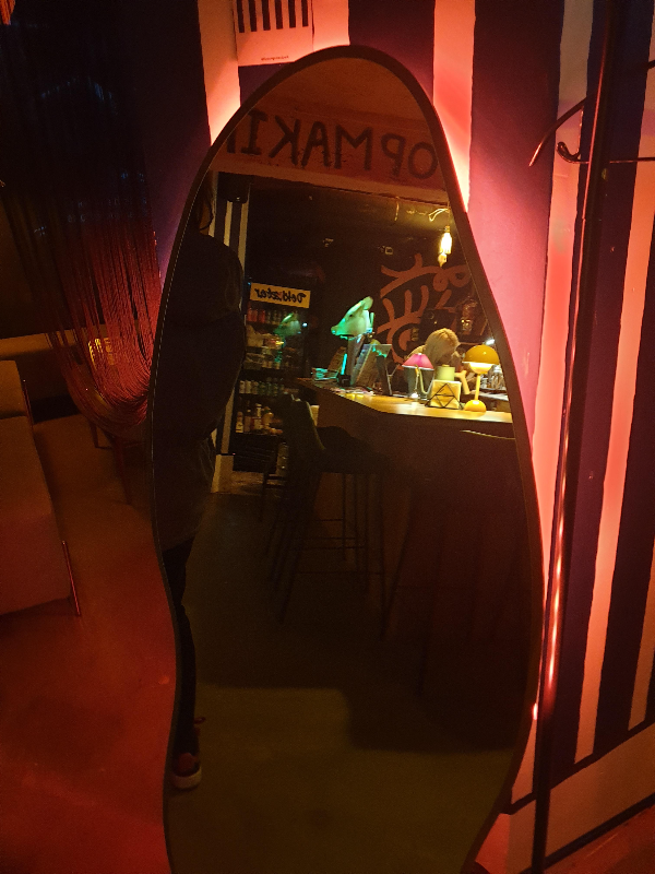 핑크 빛 조명이 베이스인 곳. 입구에 커다란 거울이 있다.