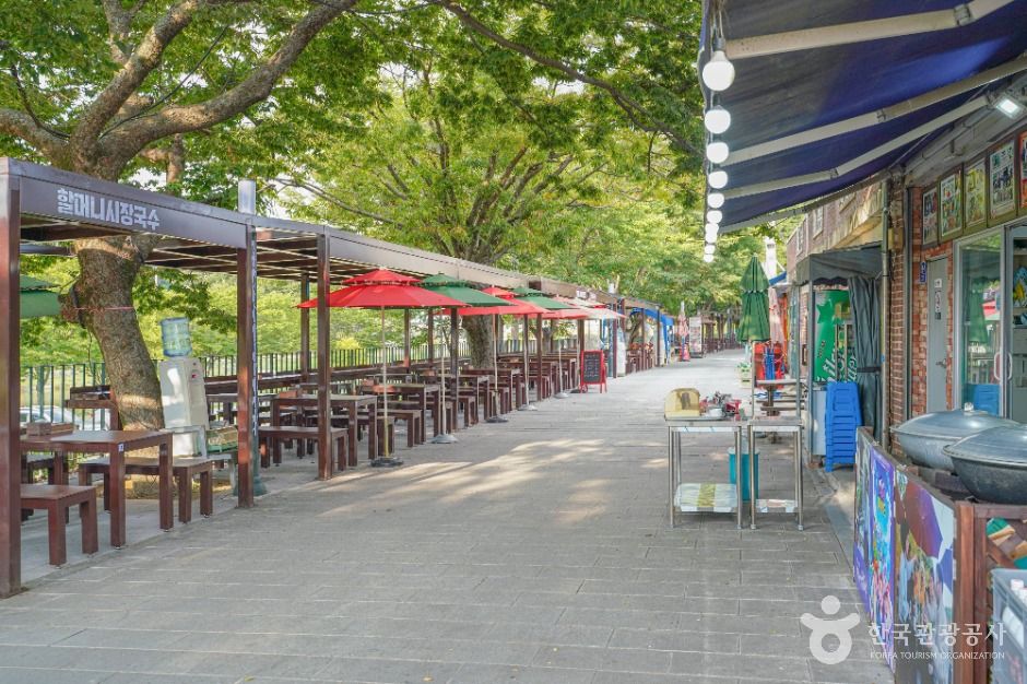 담양 국수거리 야외 평상 자리