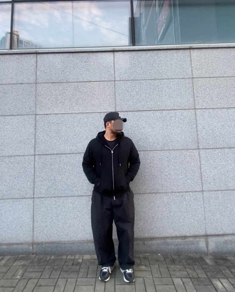 데일리룩('25. 11. 15.)조던 나이키 스포츠 볼캡 모자, 무신사스탠다드 후드티 보아후드티, 어커버 티셔츠, 나이키 트레이닝 벌룬 팬츠, 뉴발란스 스니커즈 480v5 블랙