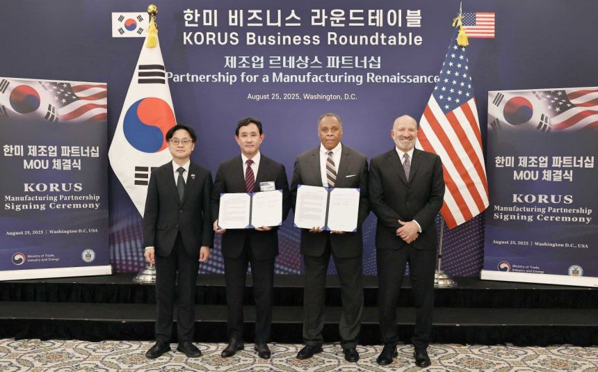 지난달 25일 김정관 산업통상자원부 장관(왼쪽부터), 최윤범 고려아연 회장, 마이클 윌리엄슨 록히드마틴 인터내셔널 사장, 하워드 러트닉 미국 상무부 장관이 기념 사진을 촬영하고 있다.