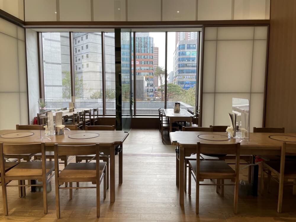 동탄-한국인의-밥상-홀-테이블-공간