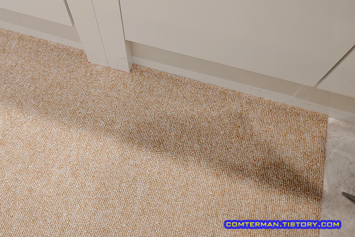 타일카페트 요철 재단 부착