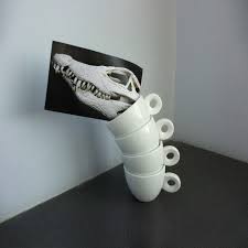 공룡사진과 찻잔