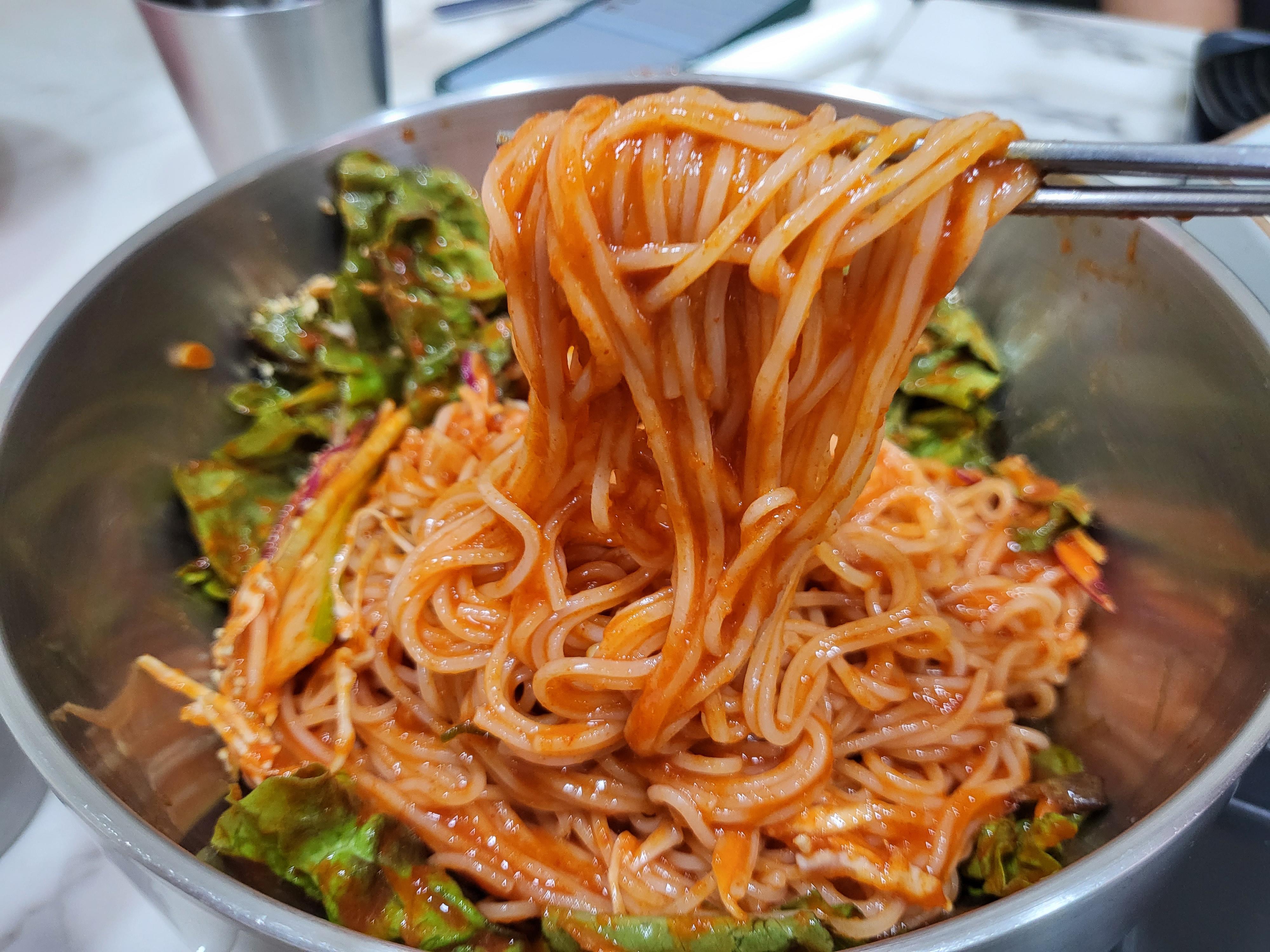 대공원 돈까스 & 국수 - 비빔국수 클로즈업