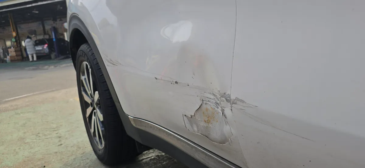 자동차 도어 찌그러짐으로 인한 도장면 균열 및 부식 위험 부위 정밀 진단 사진