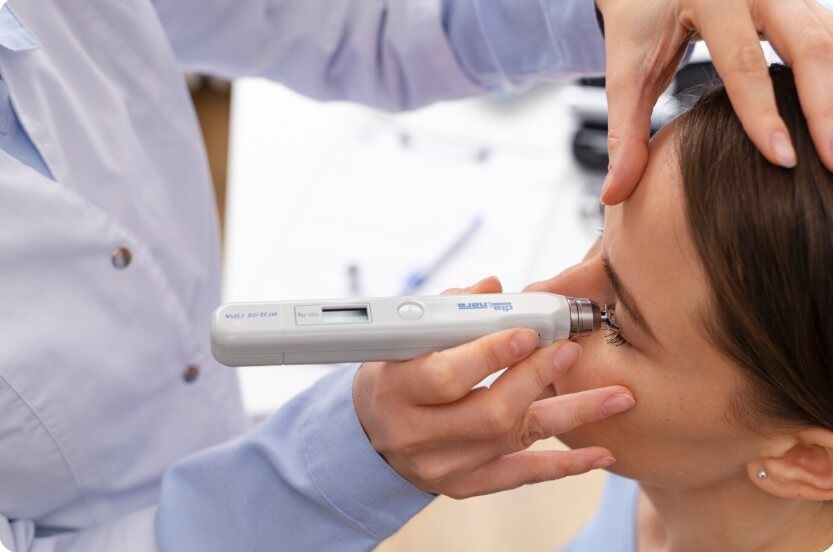 눈 검사를 받고 있는 여성