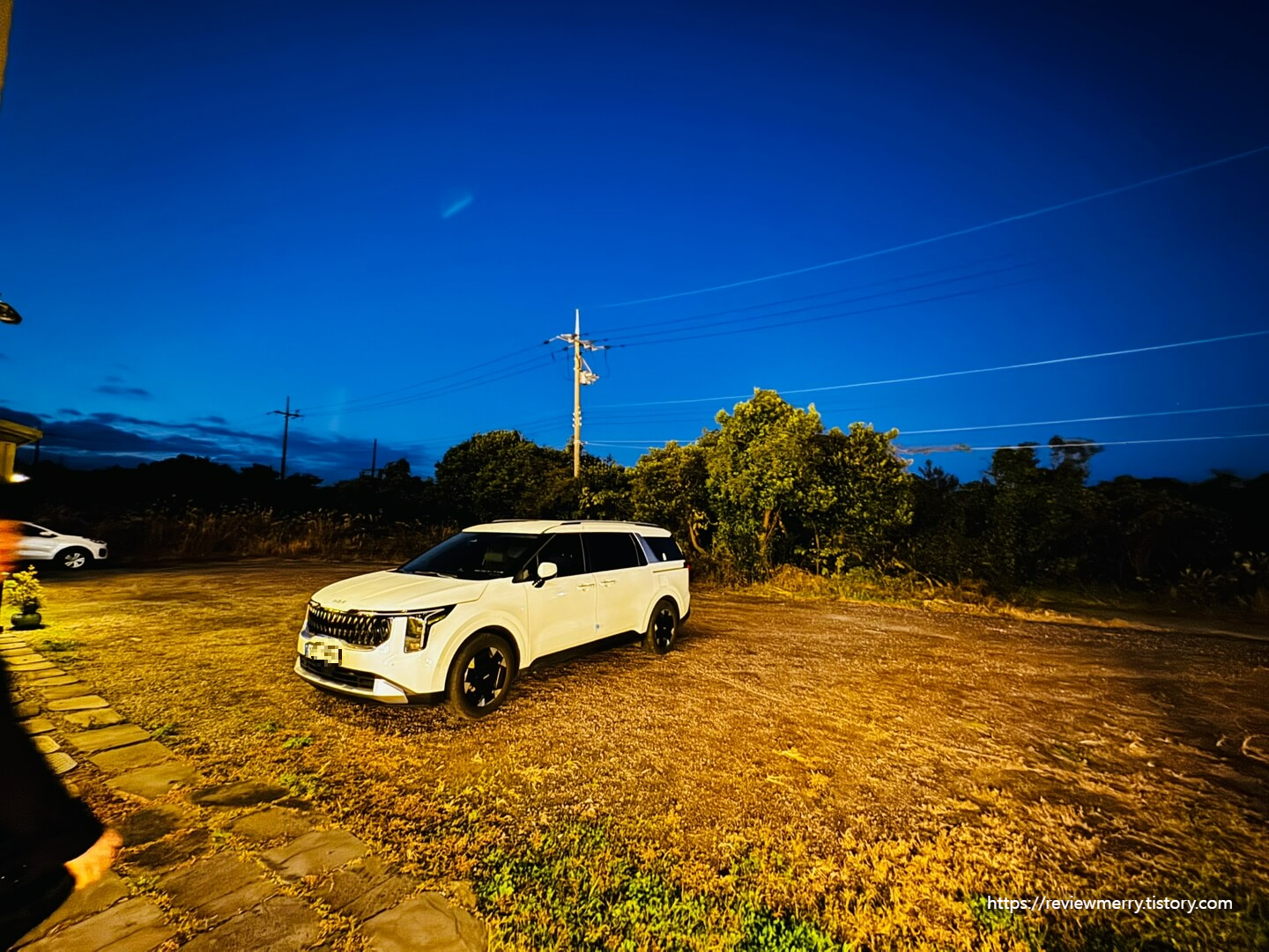 입구 앞 주차장