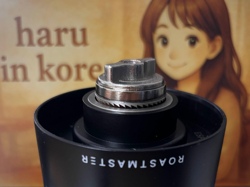 ์ฝ๋์ปฌ๋ฒ 2mm ์์น, ํธ๋๋๋ฆฝ 15๋จ๊ณ ์ธํ
.
K-Grinder burr raised 2mm, configured at level 15 for hand drip.
