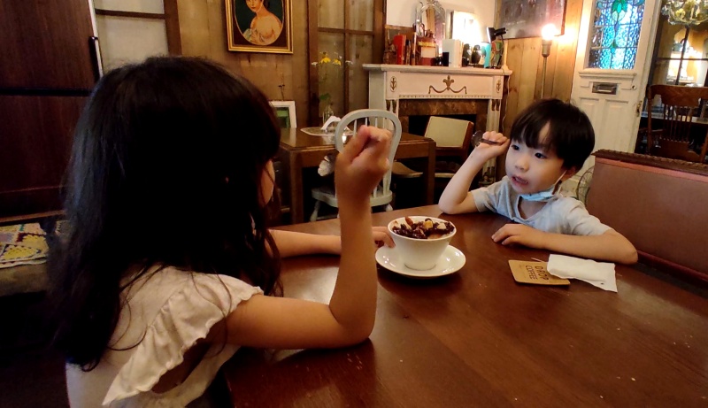 사진찍기전 이미 다먹어버린 팦빙수와 아이들