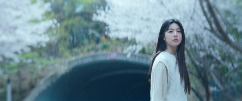 긴 검은 생머리에 흰 옷을 입고 있는 스위트홈 시즌2의 박유리를 연기하는 배우 고윤정