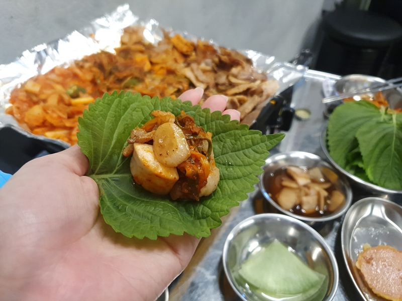 쌈에-얹은-고기와-야채