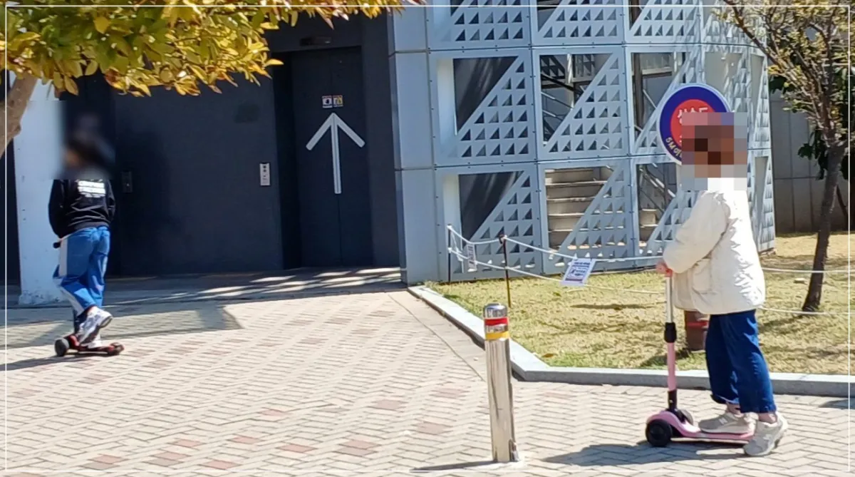 킥보드타는-아이들