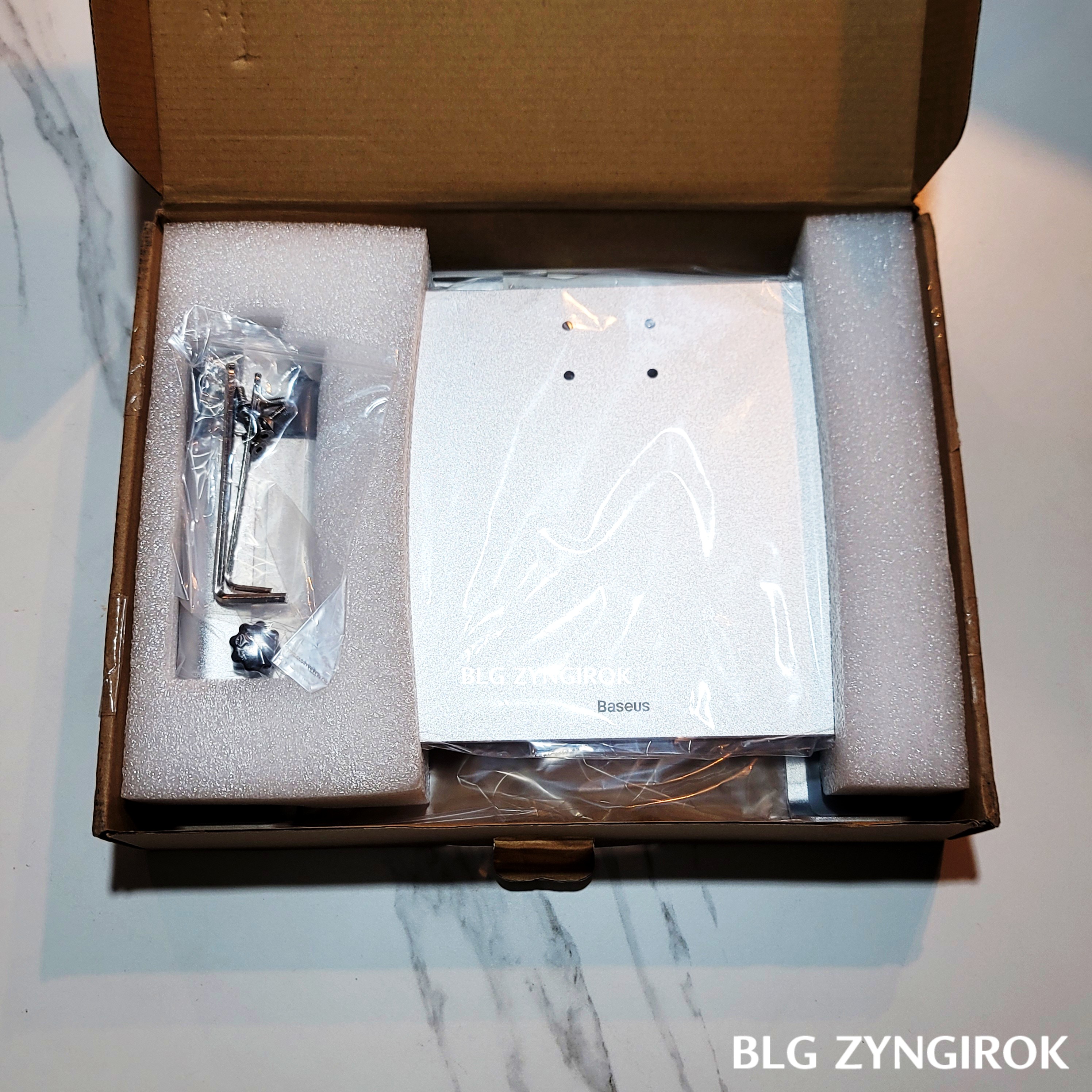 Baseus 노트북 거치대 구성품 모습이다.