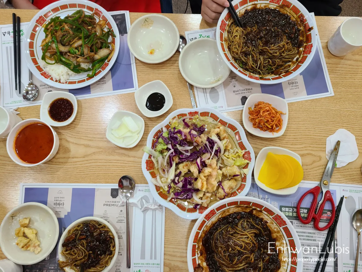 테이블위에-고추잡채-탕수육-짜장면이-올려진-떼샷