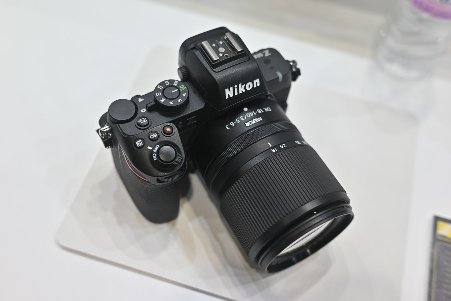 2025 코바에서 본 니콘 부스의 레드 카메라와 MRMC