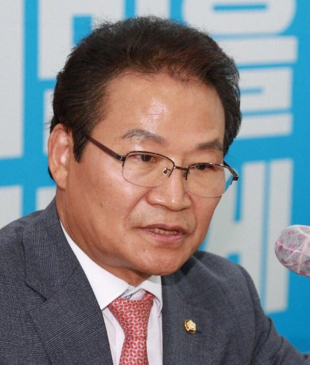 강하게 반발하고 있는 김용판 국회의원