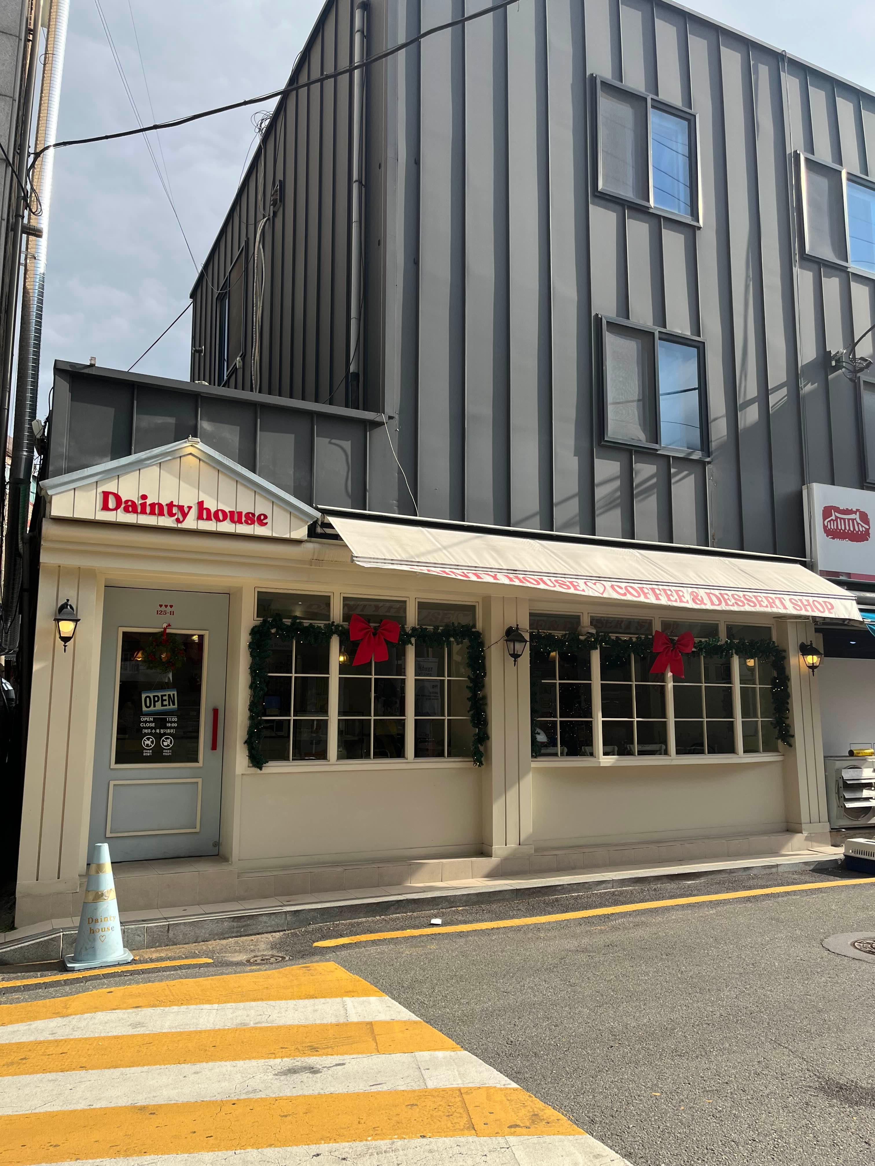 용인 데인티하우스 카페 외관과 크리스마스 분위기 인테리어