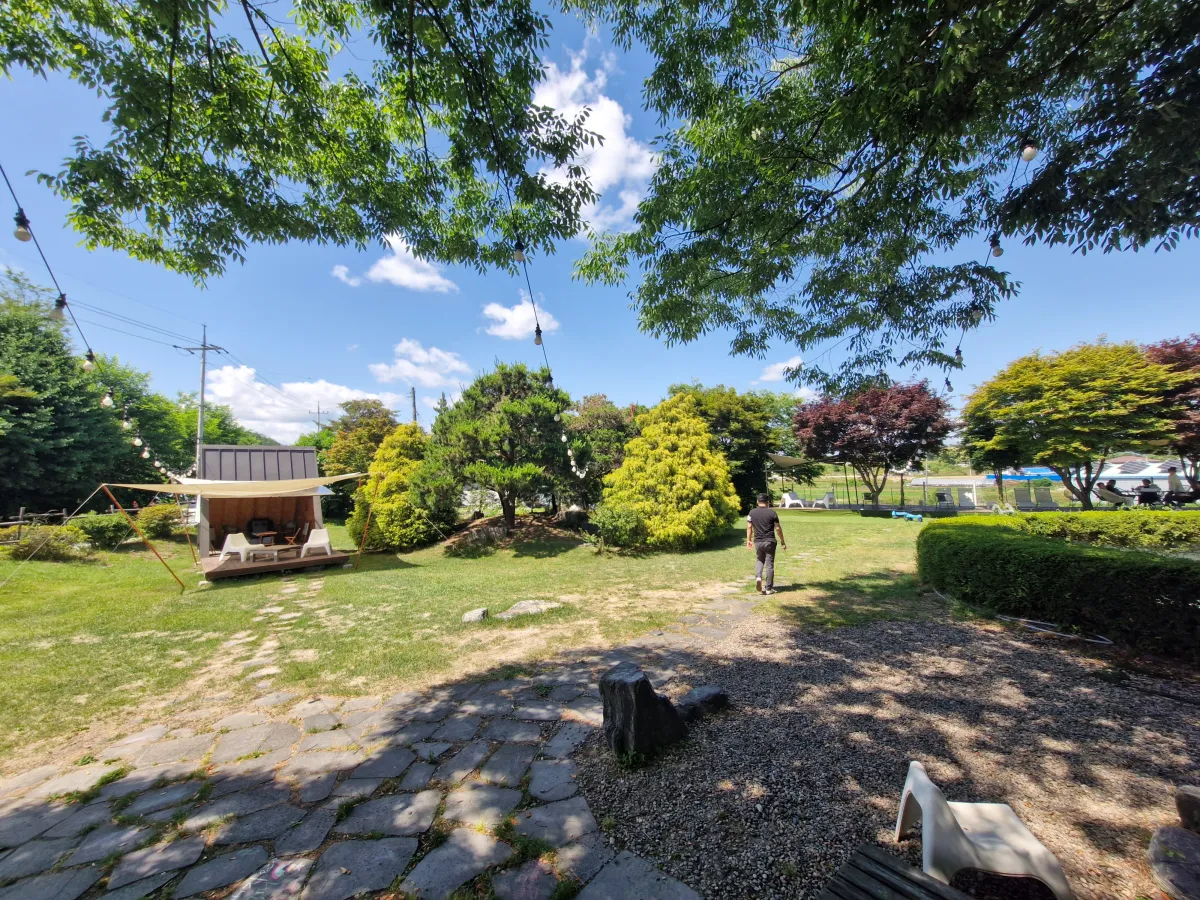 화창한-날씨-아래-캠핌장-모습