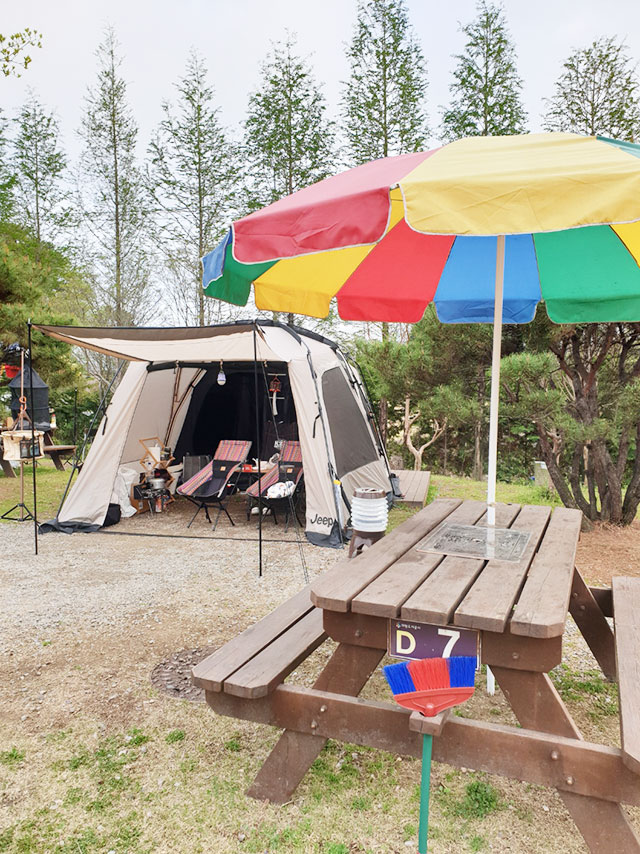 왕송호수 캠핑장 테이블 파라솔