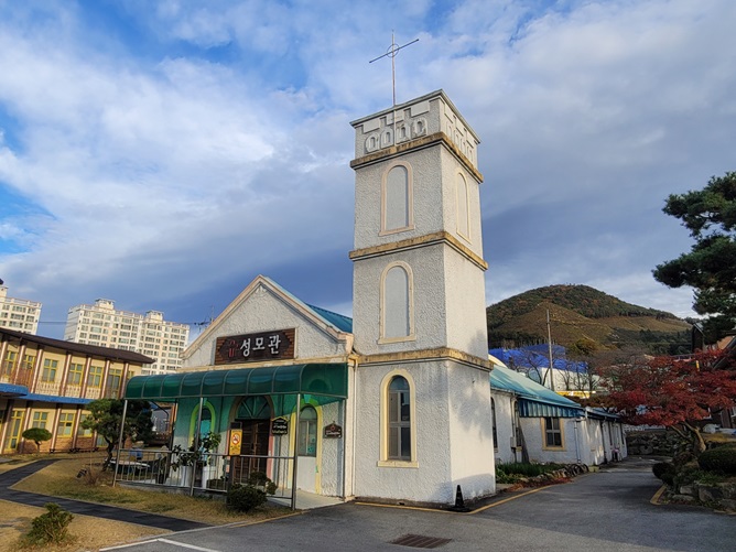 장성성당 성모관