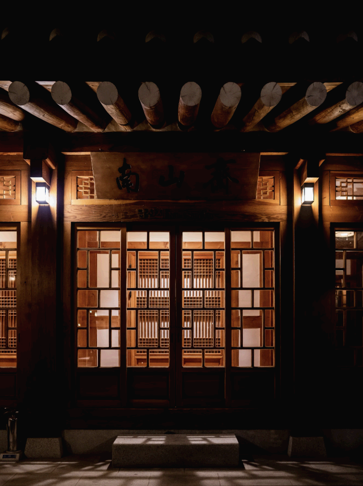 옛 한옥에는 왜 벽지가 없었을까? 한지와 흙벽이 만드는 숨 쉬는 집