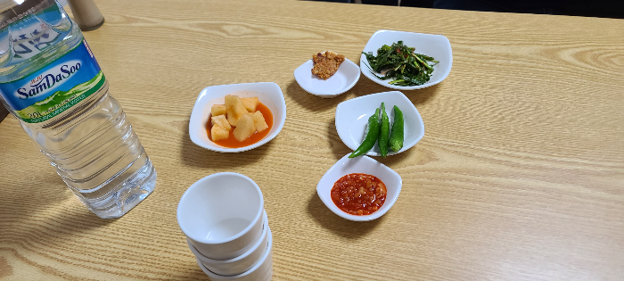 제주맛집 우진해장국 고사리육개장 인천국제공항맛집 외부 대기실 내부 메뉴판 삼다수제공