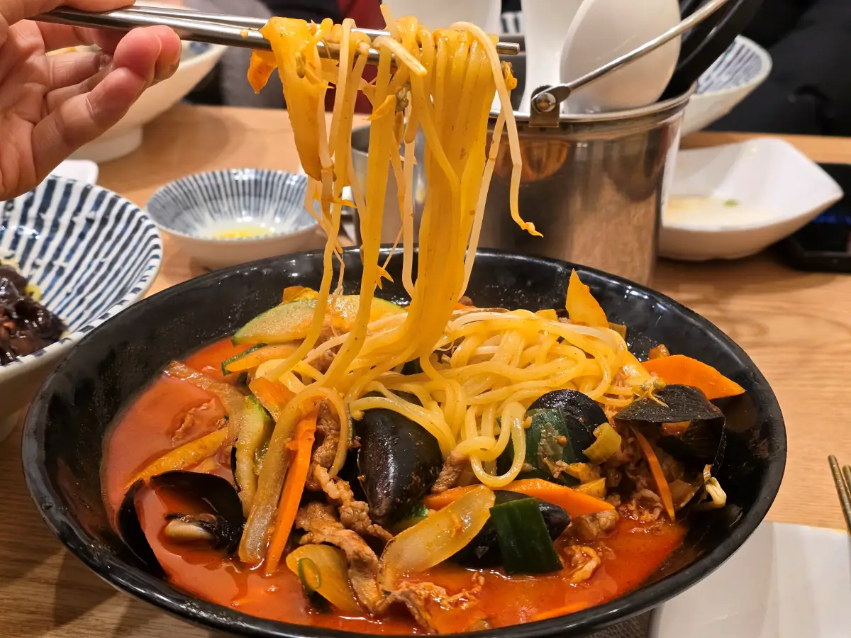 썸네일용 대표이미지(Featured Thumbnail Image): 소고기짬뽕을 한 젓가락 들어올린 모습