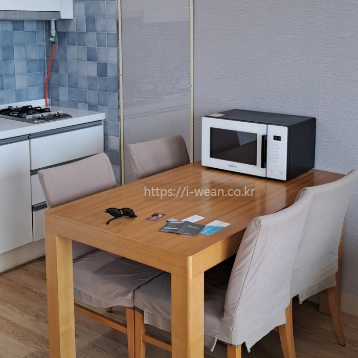 식탁위 전자렌지가 있습니다.