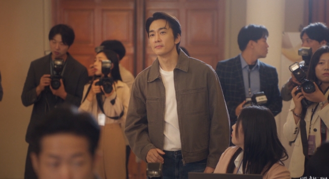 독고철은 시상식장에서 과감히 봉청자에게 고백한다. [출처: ENA "금쪽같은 내스타" ]