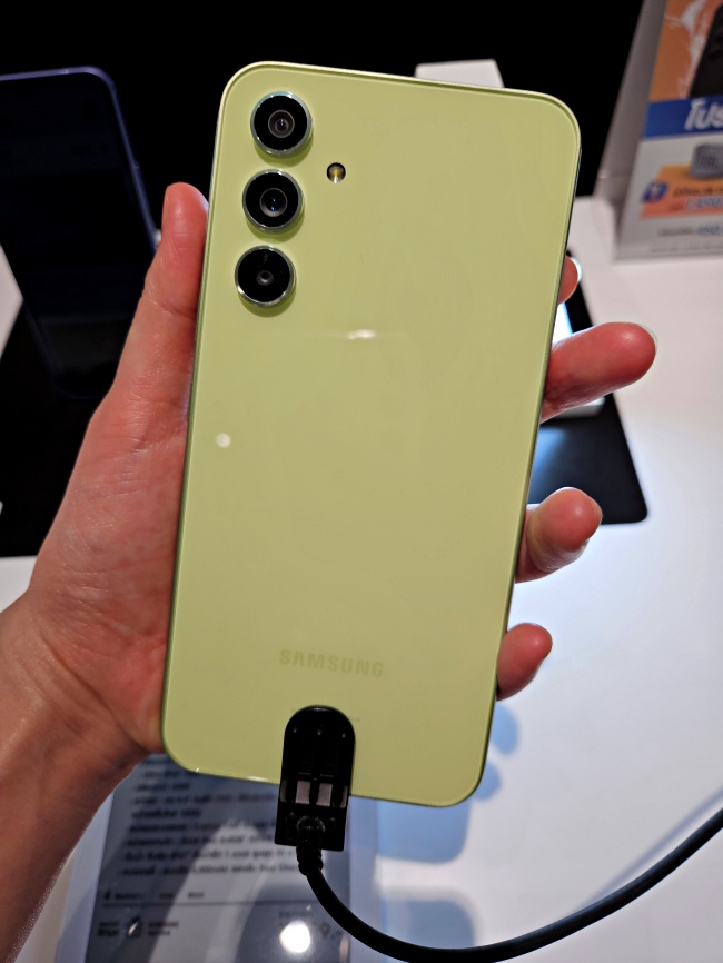 실제 색상과 가장 닮은 갤럭시A54 실물입니다.