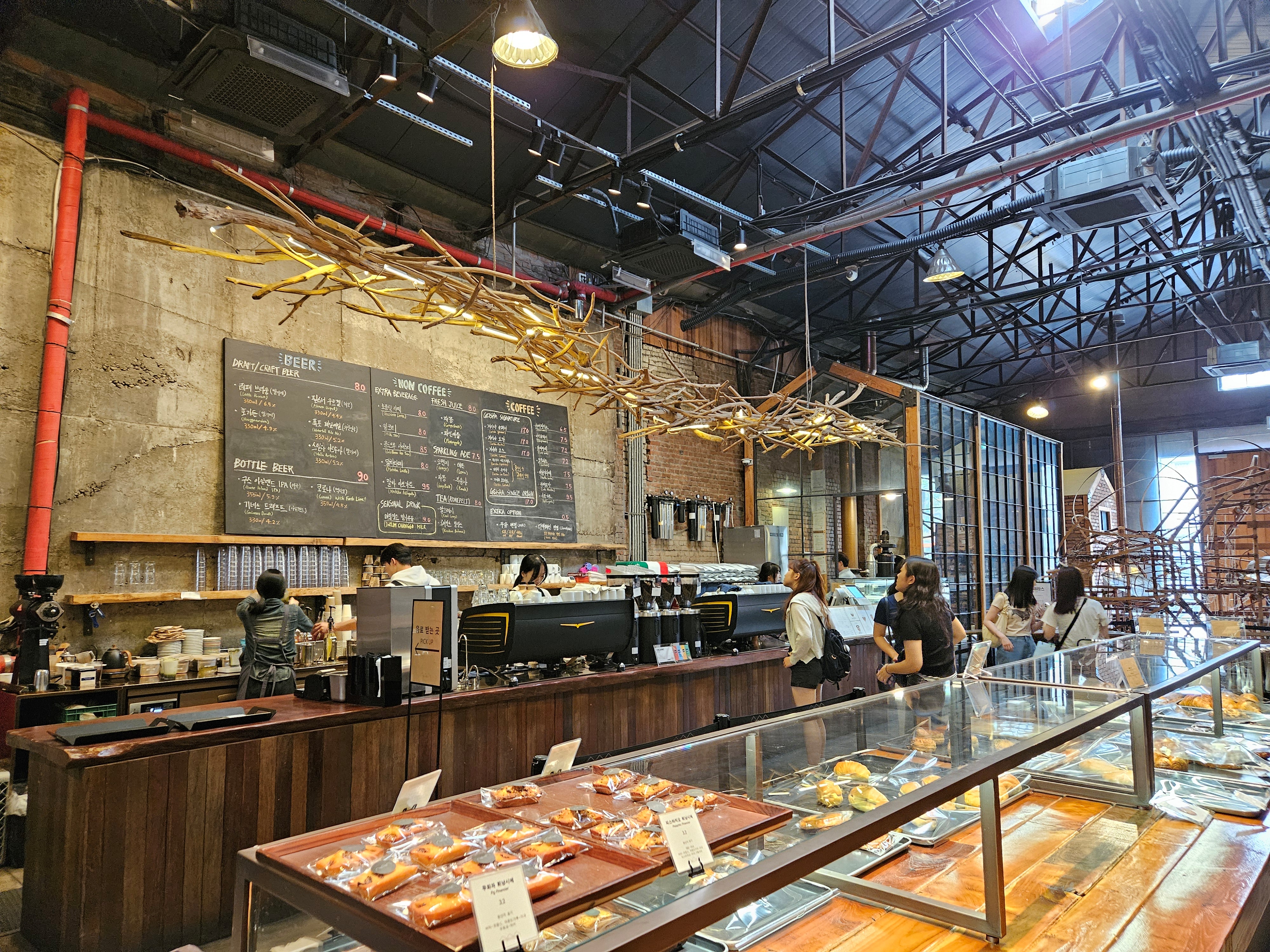 성수동-대림창고-실내-커피주문받는곳-베이커리-진열대