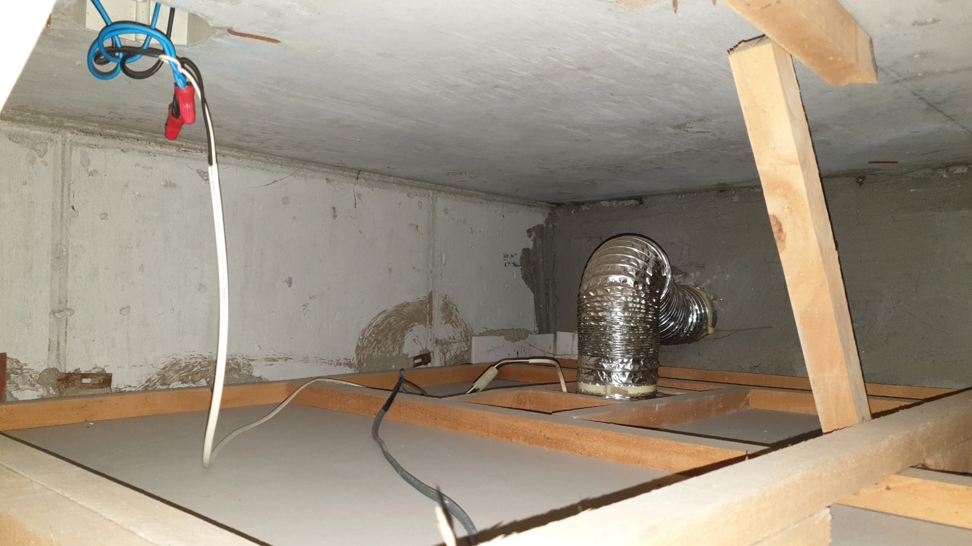 환풍기 설치 상태 확인하는 모습