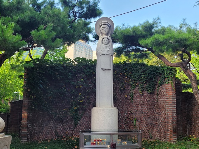 서울 목5동성당 성모자상