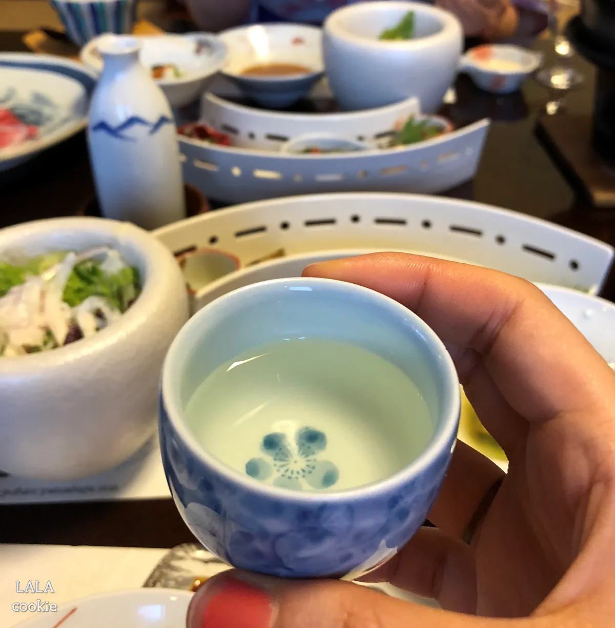 후쿠오카-유후인-료칸-추천-야마다야-가이세키-사케를-잔에-따른-모습